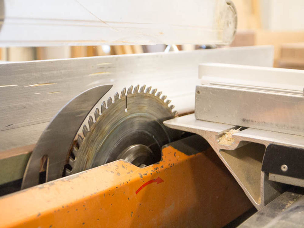 Zuschnitt in der Werkstatt von Altenhoff Türen- und Fenstertechnik Zuschnitt von Materialien für Türen und Fenster in der Werkstatt von Altenhoff Türen- und Fenstertechnik in Hagen a.T.W.
