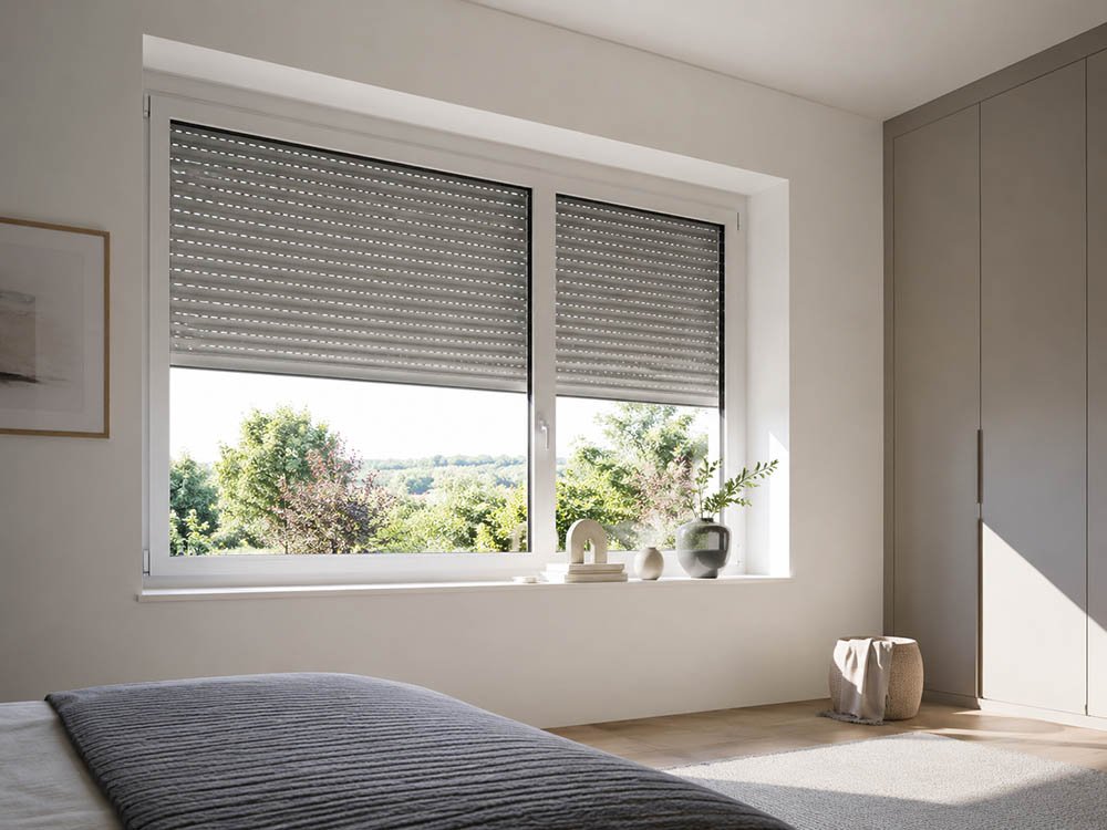Rollläden für Wohnräume von Altenhoff Innenansicht eines hellen Wohnraums mit Fenstern und teilweise geschlossenen Rollläden von Altenhoff Türen- und Fenstertechnik.